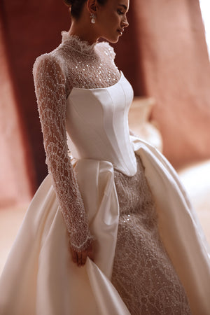 Spódnica trenowa Henriette łączy bogatą koronkę z satynową spódnicą, tworząc luksusowy i elegancki efekt.