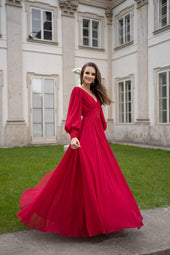 Klasyczna i długa sukienka na wesele i studniówkę z długim rękawem i rozkloszowanym dołem w kolorze czerwonym z pracowni sukien ślubnych Dama Couture (zdjęcie główne)