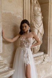 Krótka suknia ślubna w stylu glamour z koronkowym gorsetem oraz tiulową spódnicą z rozporkiem z pracowni sukien ślubnych Dama Couture (zdjęcie przód)