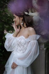 Romantyczna suknia ślubna w stylu księżniczki z gorsetem wykończonym koronką 3D, dokładanymi rękawami oraz zwiewną spódnicą z trenem z pracowni sukien ślubnych Dama Couture (zdjęcie główne)
