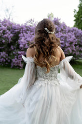 Romantyczna suknia ślubna w stylu księżniczki z gorsetem wykończonym koronką 3D, dokładanymi rękawami oraz zwiewną spódnicą z trenem z pracowni sukien ślubnych Dama Couture (zdjęcie tył)