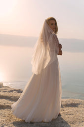 Krótki i klasyczny welon ślubny gładki z pracowni sukien ślubnych Dama Couture (zdjęcie bok)
