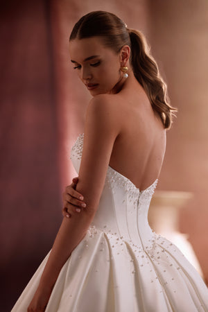 Suknia ślubna Noor z rozłożystą spódnicą i trenem zachwyca luksusowym połyskiem satyny i klasycznym kształtem w stylu haute couture.