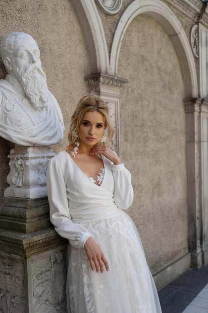 Klasyczny sweterek ślubny z dekoltem z przodu z długim, bufiastym rękawem i wiązaniem w talii z pracowni sukien ślubnych Dama Couture (zdjęcie przód)