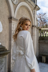 Klasyczny sweterek ślubny z dekoltem z przodu z długim, bufiastym rękawem i wiązaniem w talii z pracowni sukien ślubnych Dama Couture (zdjęcie tył)