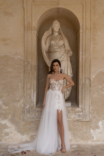 Krótka suknia ślubna w stylu glamour z koronkowym gorsetem oraz tiulową spódnicą z rozporkiem z pracowni sukien ślubnych Dama Couture (zdjęcie przód)
