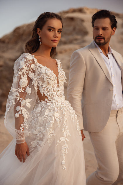 Zbliżenie na gorset sukni Alia pokazuje trójwymiarowe aplikacje koronkowe, które dodają tekstury i elegancji.