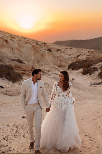 Tiulowa spódnica sukni Alia składa się z lekkich warstw, które delikatnie unoszą się przy każdym kroku, zapewniając efekt romantycznej lekkości.