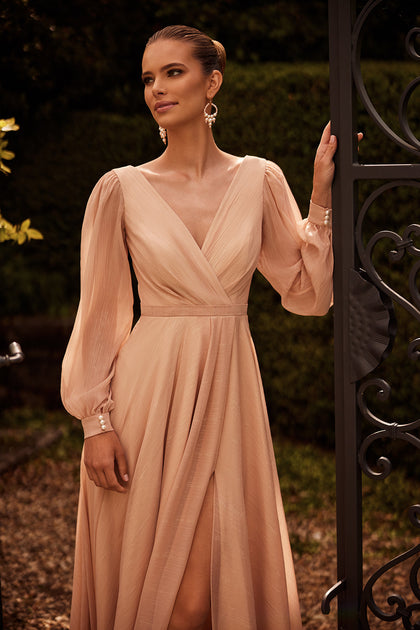 Długa klasyczna suknia wieczorowa z rękawami Antonella Gold od DAMA Couture (zdjęcie zbliżenie)