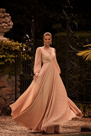 Długa klasyczna suknia wieczorowa z rękawami Antonella Gold od DAMA Couture (zdjęcie główne)
