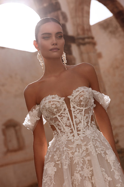 Zbliżenie na gorset Ariella ukazuje misternie rozmieszczone koronkowe aplikacje w kwiatowy wzór – to kluczowy element romantycznej estetyki sukni.