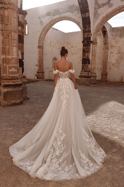 Tiulowa spódnica sukni Ariella składa się z lekkich warstw, które miękko unoszą się przy każdym ruchu, tworząc efekt subtelnej lekkości.