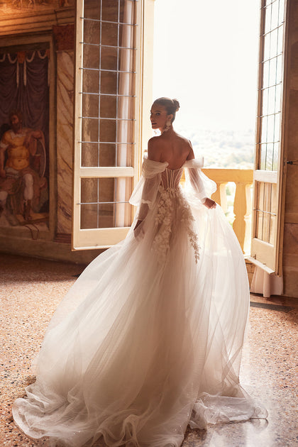 Princess wedding dress with falling sleeves Avalon from DAMA Couture (campaign picture)