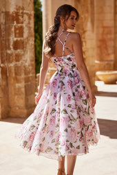 Kobieca sukienka na wesele i przyjęcie o kwiatowym wzorze na ramiączkach i spódnicy o długości midi (zdjęcie tył)