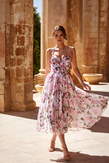 Kobieca sukienka na wesele i przyjęcie o kwiatowym wzorze na ramiączkach i spódnicy o długości midi (zdjęcie przód)