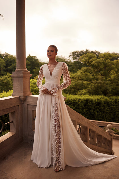 Plain chiffon bohemian wedding dress with flower lace Cynthia from DAMA Couture (campaign photo)