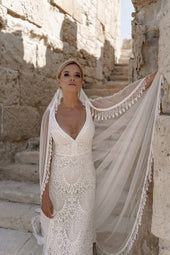 Klasyczny, długi welon ślubny wykończony koronkowymi frędzlami z pracowni sukien ślubnych Dama Couture (zdjęcie przód)