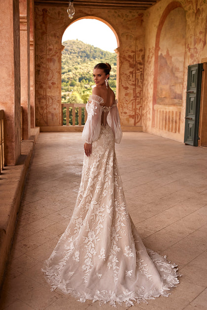 Romantic wedding dress with falling sleeves Lucrezia from DAMA Couture (back full body photo)