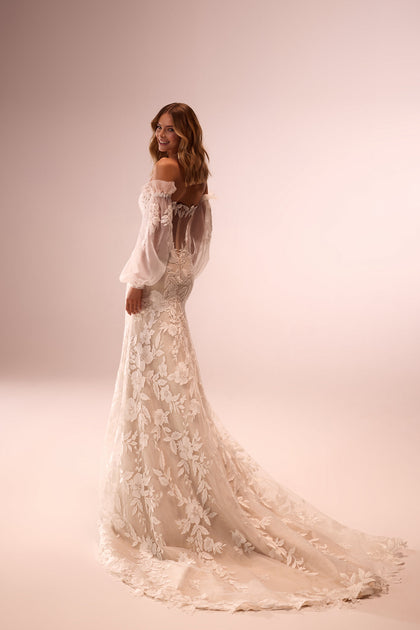 Romantic wedding dress with falling sleeves Lucrezia from DAMA Couture (studio back photo)