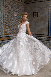 Romantyczna suknia ślubna w stylu księżniczki ozdobiona kwiatową koronką z krótkim rękawem oraz wiązaniem na plecach z pracowni sukien ślubnych Dama Couture (zdjęcie bok)