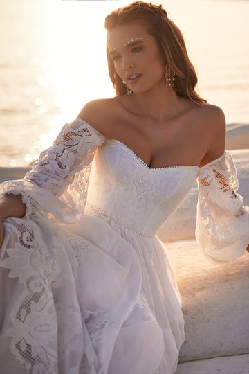 Romantyczna suknia ślubna w stylu księżniczki z długim, bufiastym rękawem oraz spódnicą z koronkowym trenem z pracowni sukien ślubnych Dama Couture (zdjęcie przód)