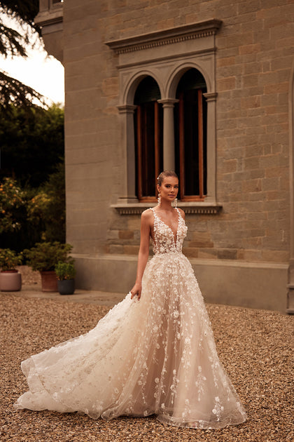 Romantic 3d lace wedding dress Samsara from DAMA Couture (main photo)