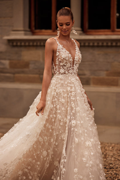 Romantic 3d lace wedding dress Samsara from DAMA Couture (close up secondary)