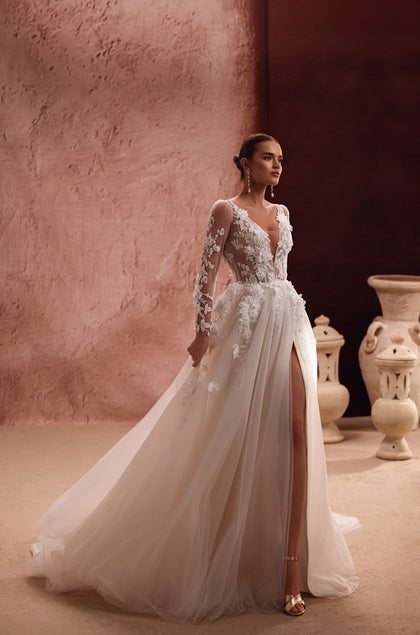 Viewed from the side, the Semiramida dress reveals a flowing tulle skirt and a confident slit — creating a sense of air and movement.