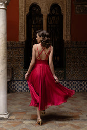 Czerwona sukienka na wesele i studniówkę z seksownym dekoltem na ramiączkach i spódnicą midi z pracowni sukien ślubnych Dama Couture (zdjęcie tył)