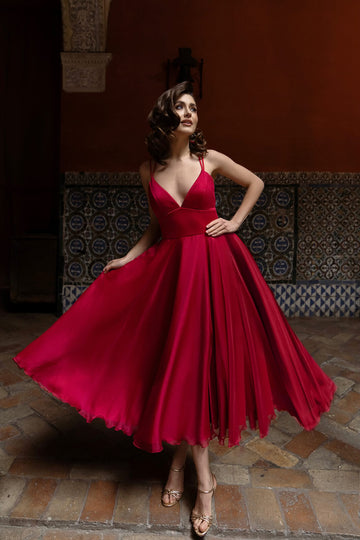 Czerwona sukienka na wesele i studniówkę z seksownym dekoltem na ramiączkach i spódnicą midi z pracowni sukien ślubnych Dama Couture (zdjęcie przód)