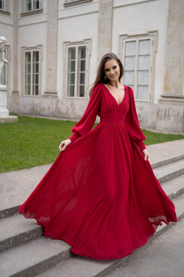 Klasyczna i długa sukienka na wesele i studniówkę z długim rękawem i rozkloszowanym dołem w kolorze czerwonym z pracowni sukien ślubnych Dama Couture (zdjęcie  przód)
