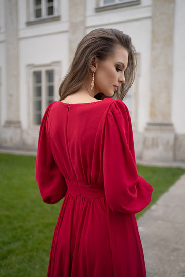 Klasyczna i długa sukienka na wesele i studniówkę z długim rękawem i rozkloszowanym dołem w kolorze czerwonym z pracowni sukien ślubnych Dama Couture (zdjęcie  tył)