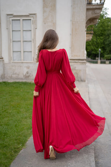 Klasyczna i długa sukienka na wesele i studniówkę z długim rękawem i rozkloszowanym dołem w kolorze czerwonym z pracowni sukien ślubnych Dama Couture (zdjęcie tył)