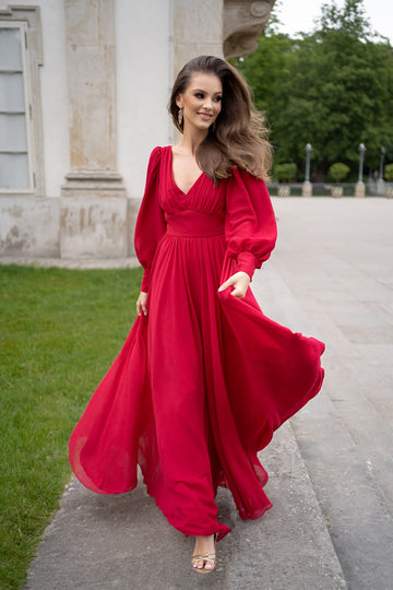 Klasyczna i długa sukienka na wesele i studniówkę z długim rękawem i rozkloszowanym dołem w kolorze czerwonym z pracowni sukien ślubnych Dama Couture (zdjęcie  przód)
