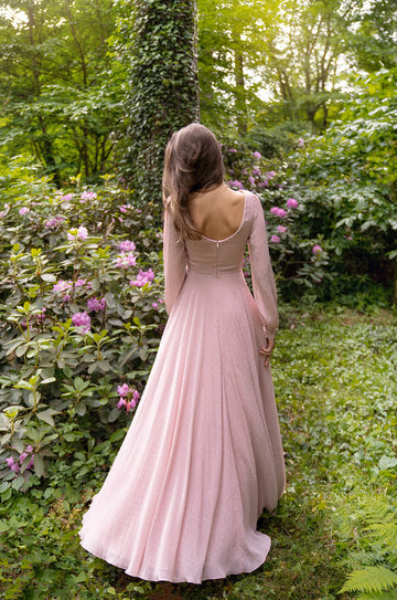 Maxi sukienka na wesele i studniówkę w kolorze różowym z bufiastym rękawem i rozporkiem w spódnicy z pracowni sukien ślubnych Dama Couture (zdjęcie tył)