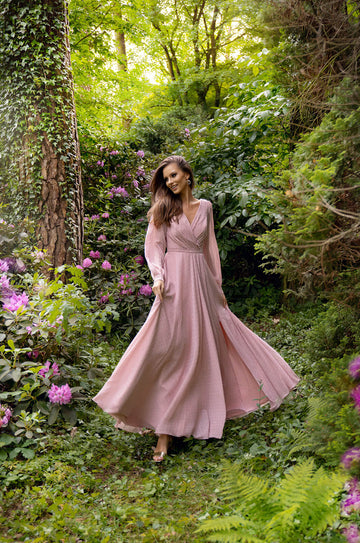 Maxi sukienka na wesele i studniówkę w kolorze różowym z bufiastym rękawem i rozporkiem w spódnicy z pracowni sukien ślubnych Dama Couture (zdjęcie przód)