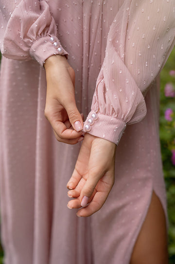 Maxi sukienka na wesele i studniówkę w kolorze różowym z bufiastym rękawem i rozporkiem w spódnicy z pracowni sukien ślubnych Dama Couture (zdjęcie przód)