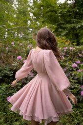 Krótka sukienka na wesele i studniówkę w kolorze różowym z długim rękawem i rozkloszowanym dołem (zdjęcie tył)