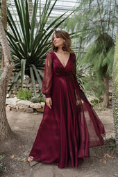 Elegancka sukienka na wesele i studniówkę w kolorze czerwonego wina z długim, bufiastym rękawem i zwiewnym dołem z rozporkiem z pracowni sukien ślubnych Dama Couture (zdjęcie przód)