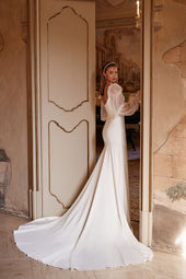 Minimalistyczna suknia ślubna w stylu syrenki z kwadratowym dekoltem, ozdobnymi rękawami oraz trenem z pracowni sukien ślubnych Dama  Couture (zdjęcie tył)