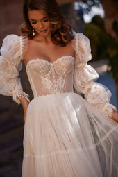 Suknia ślubna w stylu księżniczki z oddzielnymi rękawami oraz zdobionym koronką francuską gorsetem i spódnicą z pracowni sukien ślubnych Dama Couture (zdjęcie przód)