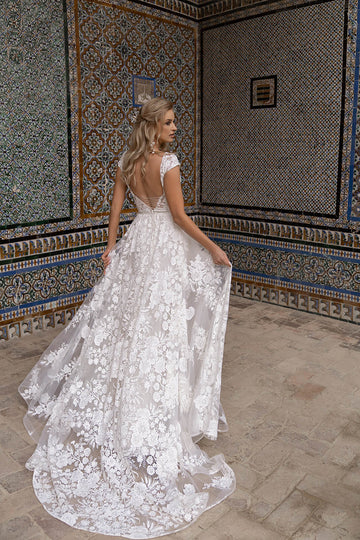 Romantyczna suknia ślubna w stylu księżniczki ozdobiona kwiatową koronką z krótkim rękawem oraz wiązaniem na plecach z pracowni sukien ślubnych Dama Couture (zdjęcie tył)