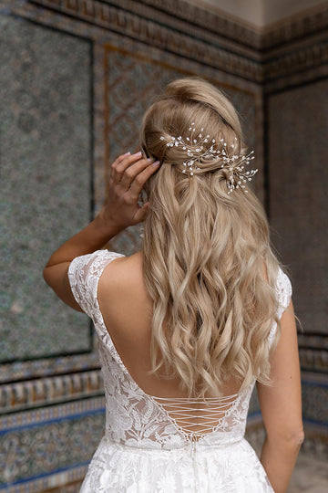 Romantyczna suknia ślubna w stylu księżniczki ozdobiona kwiatową koronką z krótkim rękawem oraz wiązaniem na plecach z pracowni sukien ślubnych Dama Couture (zdjęcie tył)
