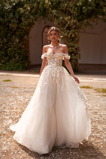 Romantyczna suknia ślubna w stylu księżniczki z opadającymi ramiączkami oraz zdobionym koronką 3D gorsetem i spódnicą z trenem z pracowni sukien ślubnych Dama Couture (zdjęcie przód)