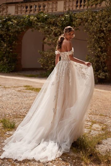 Romantyczna suknia ślubna w stylu księżniczki z opadającymi ramiączkami oraz zdobionym koronką 3D gorsetem i spódnicą z trenem z pracowni sukien ślubnych Dama Couture (zdjęcie  tył)