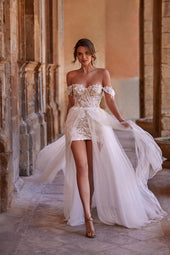 Krótka suknia ślubna zdobiona koronką 3D z opadającymi ramiączkami, wiązaniem na plecach i tiulową spódnicą z rozporkiem z pracowni sukien ślubnych Dama Couture (zdjęcie główne)