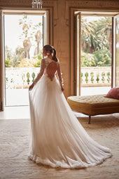 Modna suknia ślubna z koronkowym gorsetem i długim rękawem oraz gładką spódnicą z trenem z pracowni sukien ślubnych Dama Couture (zdjęcie tył)