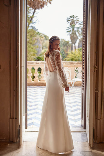 Klasyczna suknia ślubna w stylu glamour z koronkowym gorsetem i długim rękawem oraz gładką spódnicą z rozporkiem z salonu sukien ślubnych Dama Couture (zdjęcie tył)