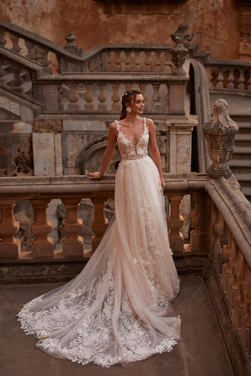 Kobieca suknia ślubna w stylu glamour z głębokim dekoltem na ramiączkach oraz lekką spódnicą z koronkowym trenem z pracowni sukien ślubnych Dama Couture (zdjęcie przód)