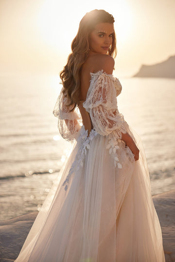 Romantyczna suknia ślubna z doczepianymi rękawami oraz bogato zdobionym gorsetem i spódnicą z koronki francuskiej z pracowni sukien ślubnych Dama Couture (zdjęcie bok)